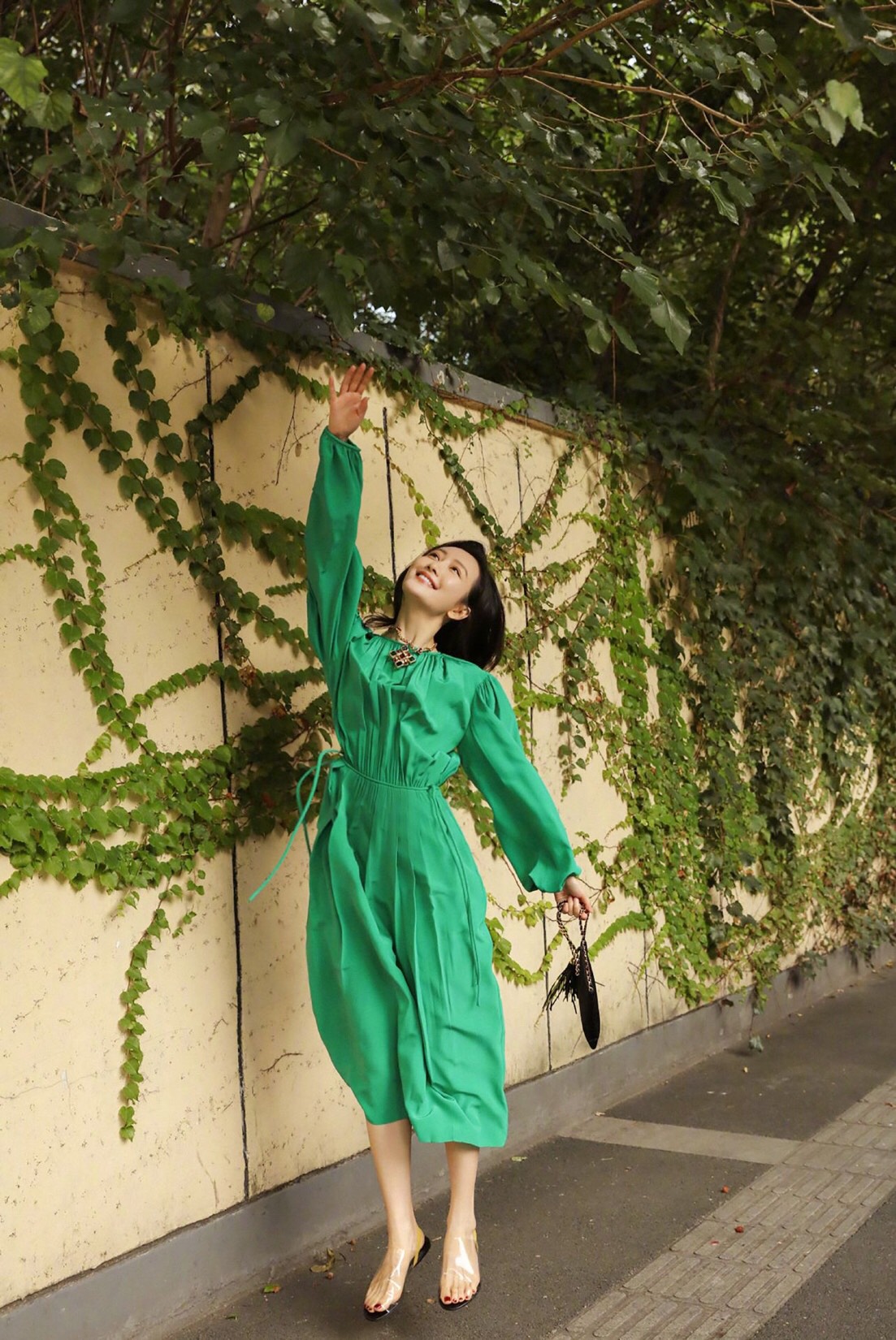 37岁王鸥身材比例太好，绿色连衣裙配透明鞋，复古风很惊艳