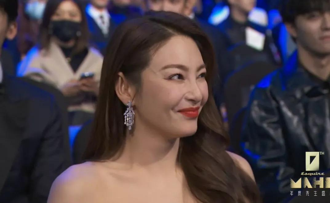 时尚先生盛典镜头：杨幂大特写皮肤松弛，张雨绮笑容脸僵现鱼尾纹