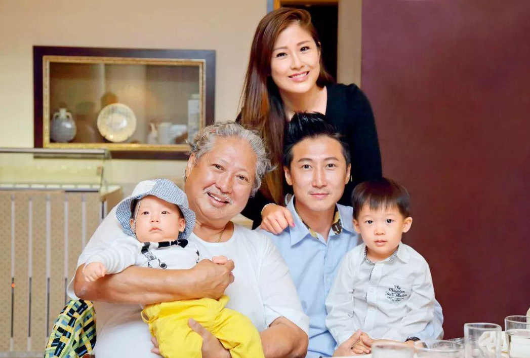 洪金寶長子與妻兒團聚痛哭，3層豪華別墅曝光，裝修簡單擺設雜亂