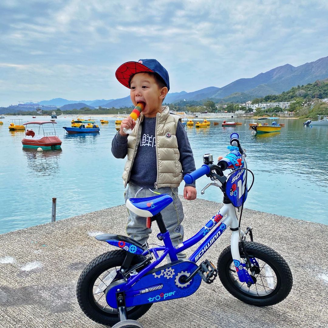 胡杏兒老公和大兒子出遊，父子並排騎車超帥，透露不帶弟弟的原因