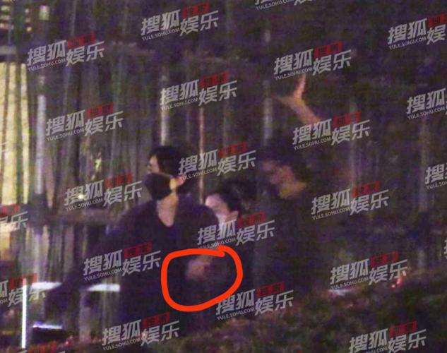 Deliver in syrup! Wang Fei thanks thunderbolt sharp edge the late night will be friendly pull a hand together, netizen: When be together than following Li Yapeng sweet