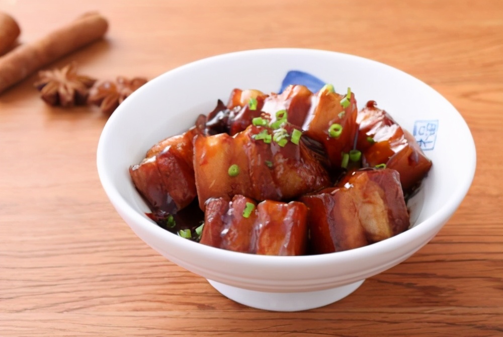 1951�꣬һλ��ũָ��ë��ϯ��ɫФ���վ����������ҵı�