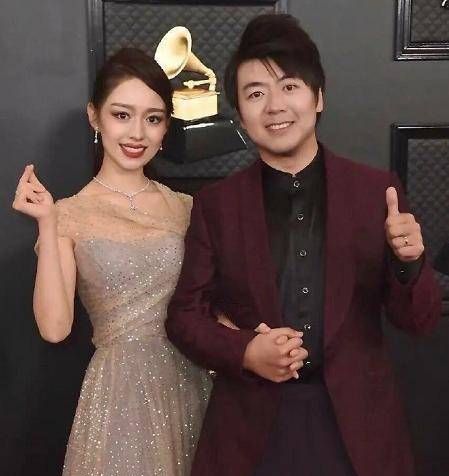 吉娜童年照曝光！吊带裙配短发真像假小子