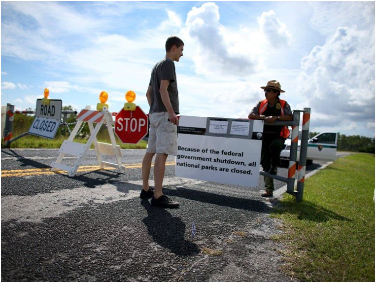 特朗普终于让步了！35天后，美国政府暂时重开