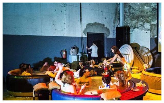 中国游客在荷兰看电影，为什么都会感到尴尬？