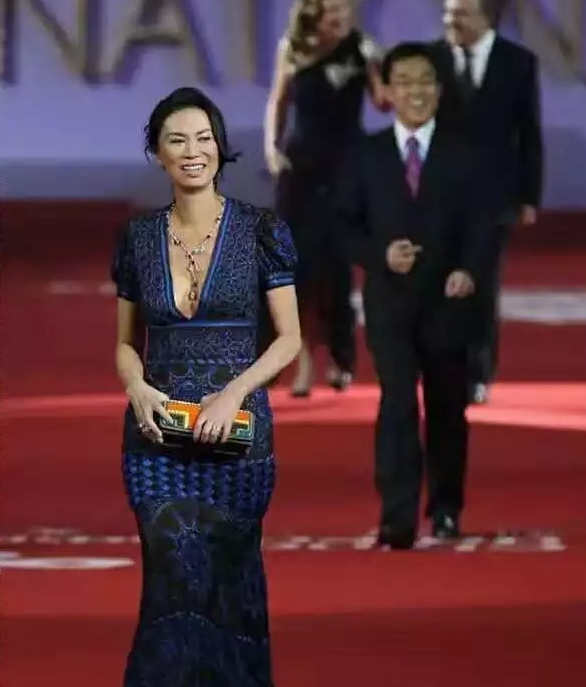 我要把邓文迪拉下神坛！叫嚷着让她出书的姐们儿，给我全部闭嘴