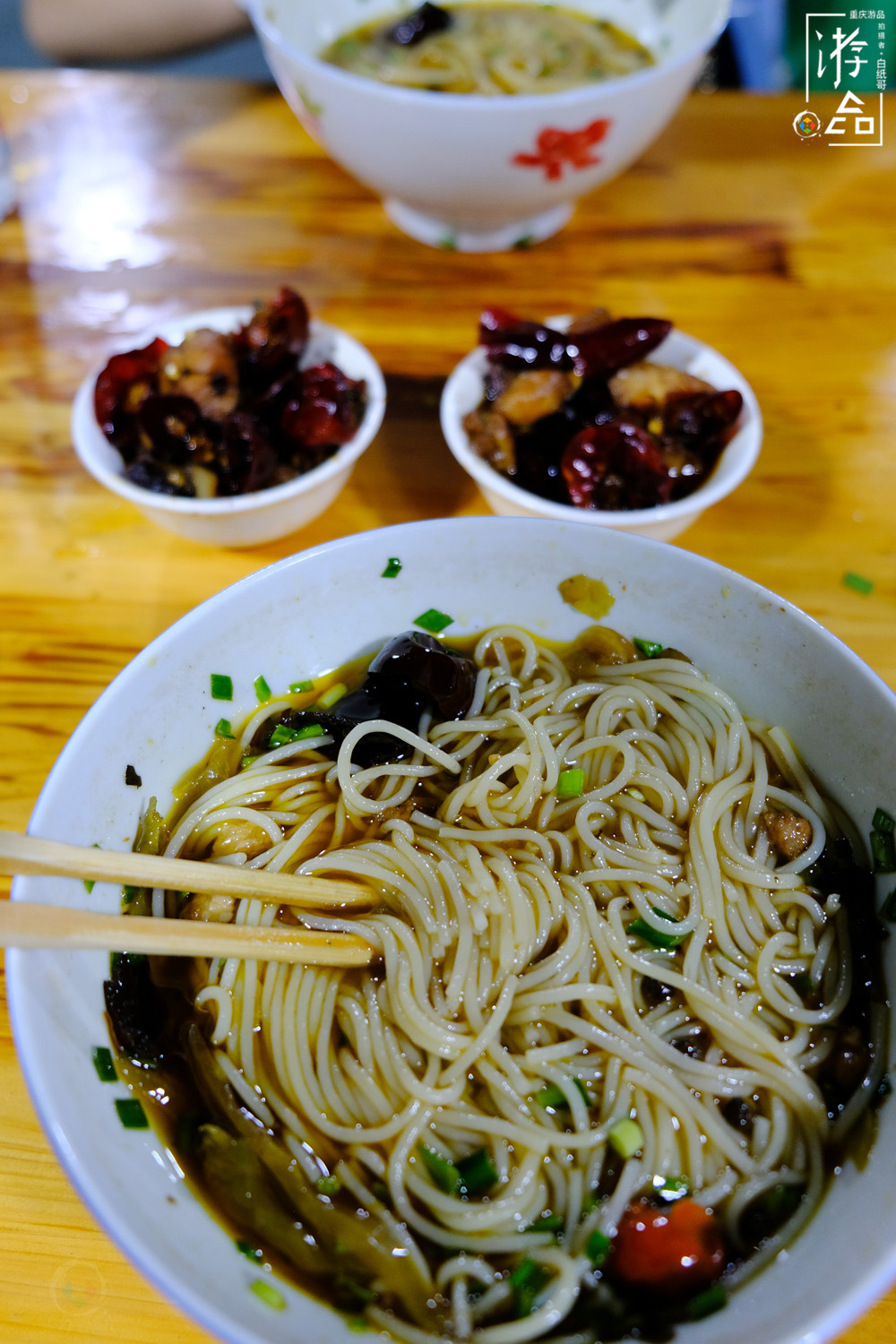 越洋肖氏老米线：杨家坪人从小吃到大，酸菜肉丝加辣子鸡只要17元