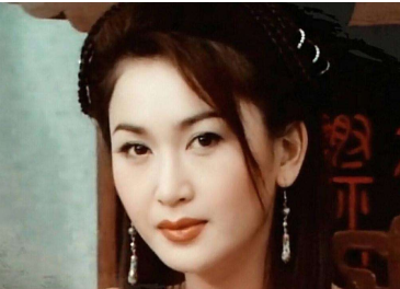 “不老女神”温碧霞新剧曝光，太妃一角引争议