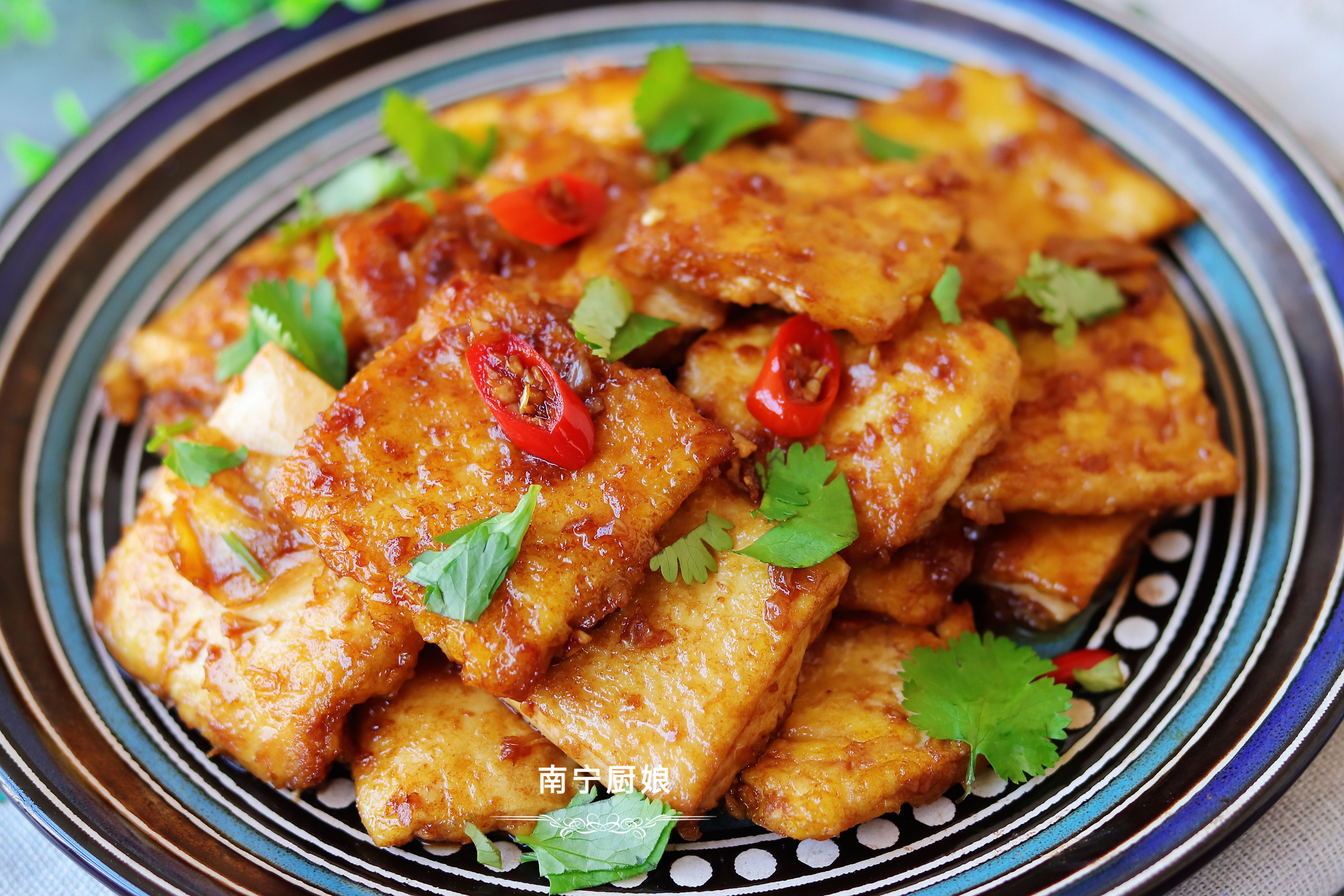 煎豆腐時，直接下鍋煎容易碎？ 多做1步驟，豆腐完整不碎還更入味