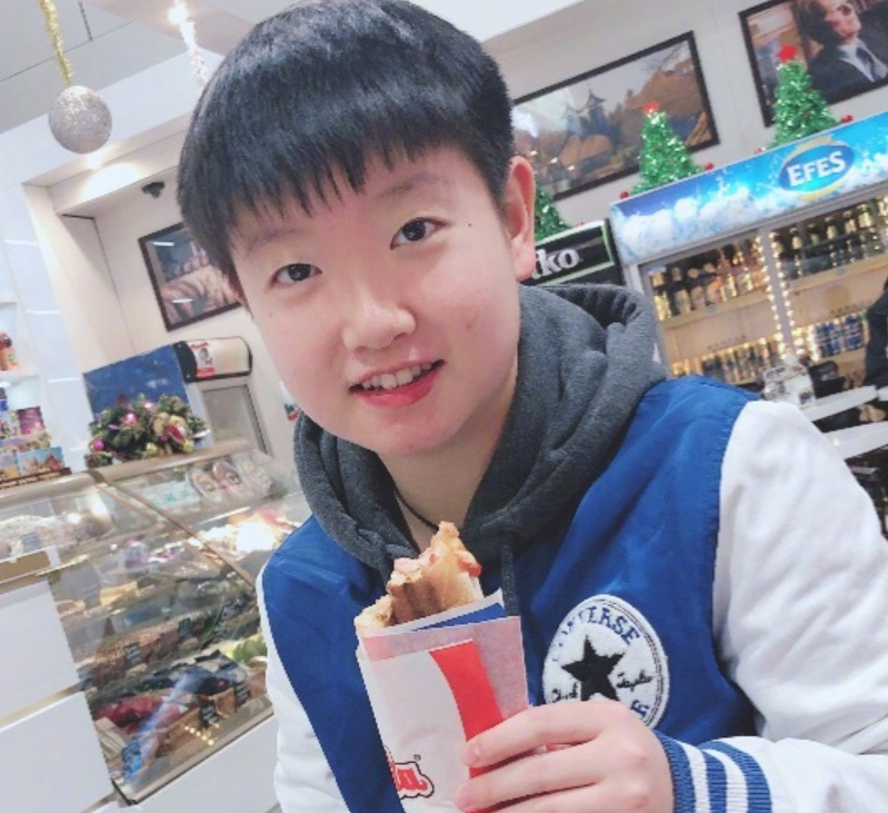 孙颖莎不愧是00后小魔王，点名刘国梁陪练，找奥委会主席要徽章