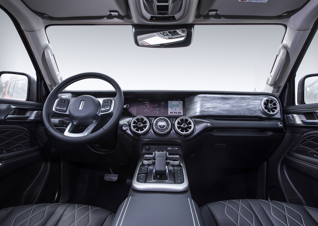 北京BJ40刀锋英雄版PK坦克300，哪款更能打？