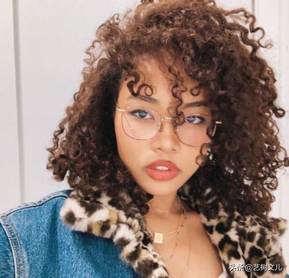 初期镜头多话题足，之后便查无此人，她们都吃