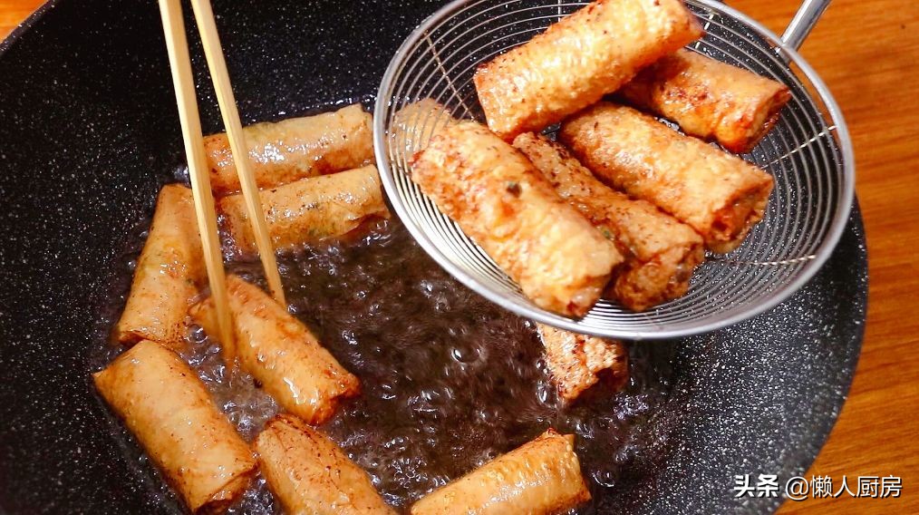 豆腐皮别只会烧汤，配上虾仁和莲藕，做成这道小吃，口感很丰富