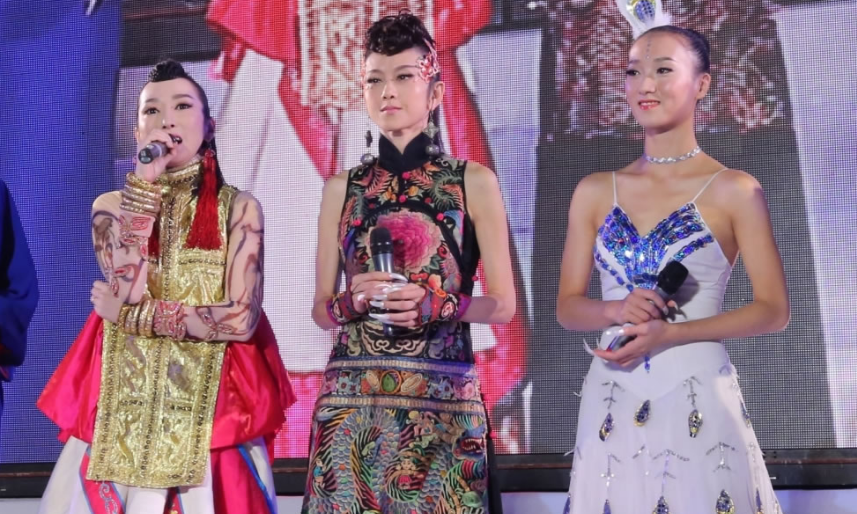 “反拿話(huà)筒”假唱事件后，跌落神壇的薩頂頂去哪了？
