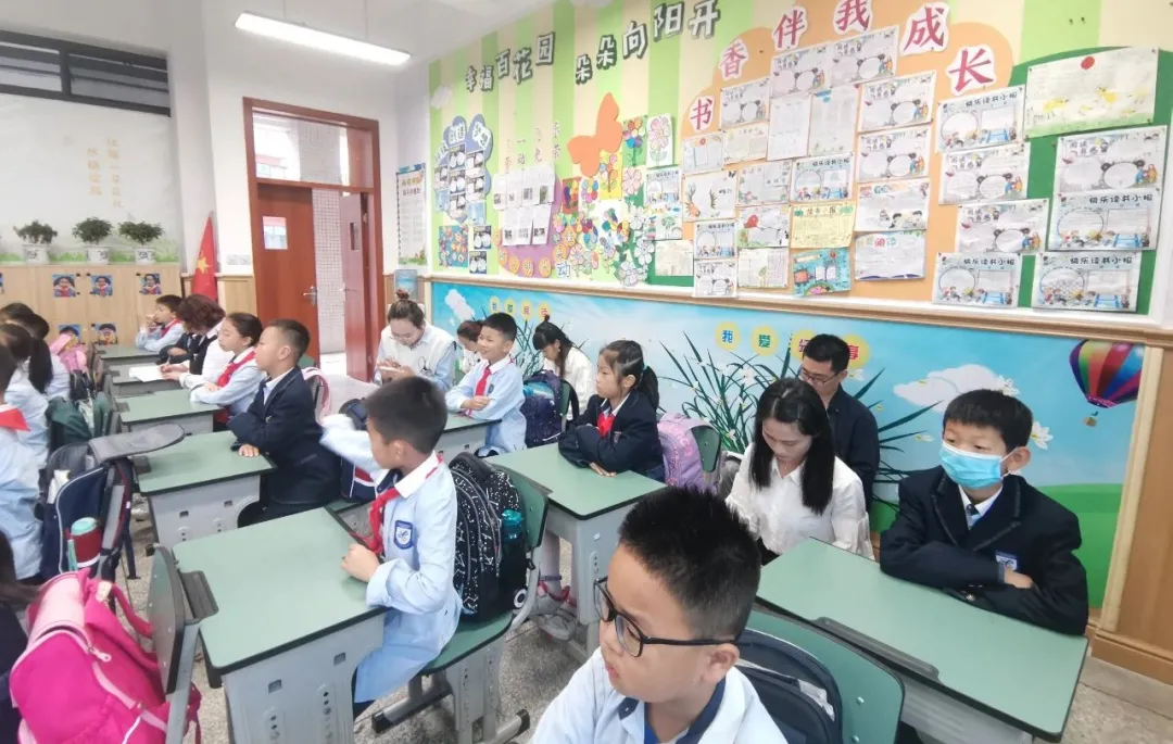 绘本点亮课堂 阅读润泽梦想——双流实小外国语学校数学组教研活动