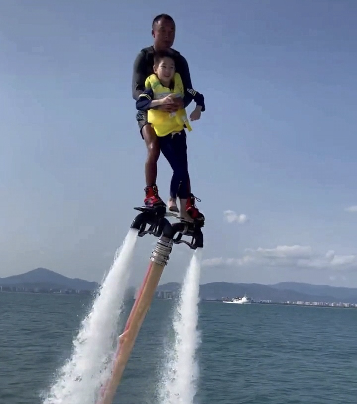霍思燕曬7歲兒子近況，嗯哼挑戰高難水上項目，臉蛋英俊瘦成竹竿