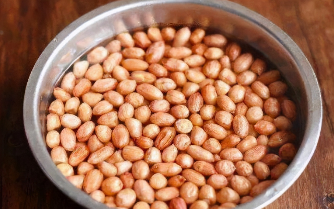 炸花生米，下油锅前多做一步，花生米不易糊更酥脆，比直接炸好吃