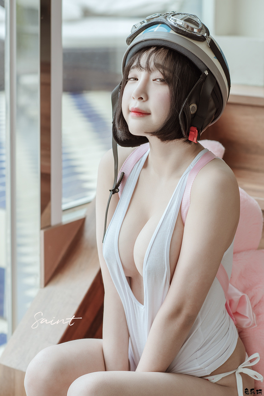 爱玩游戏的韩国人气网红模特姜仁卿（Ebichu，강인경），深夜玩游戏引骚动！