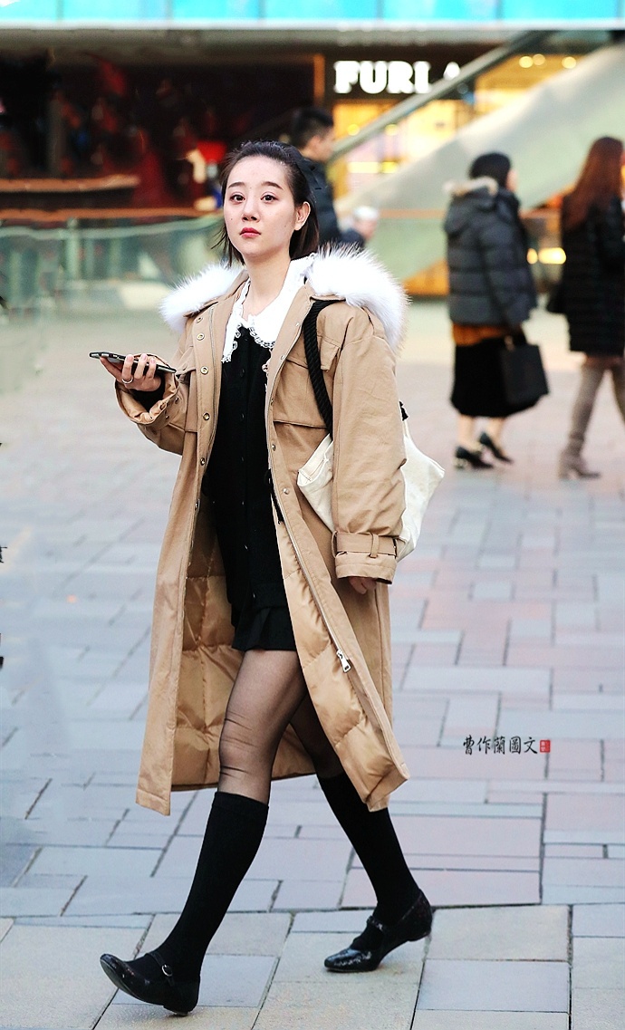 街拍 丝袜美女，穿来穿去还得是黑丝图片