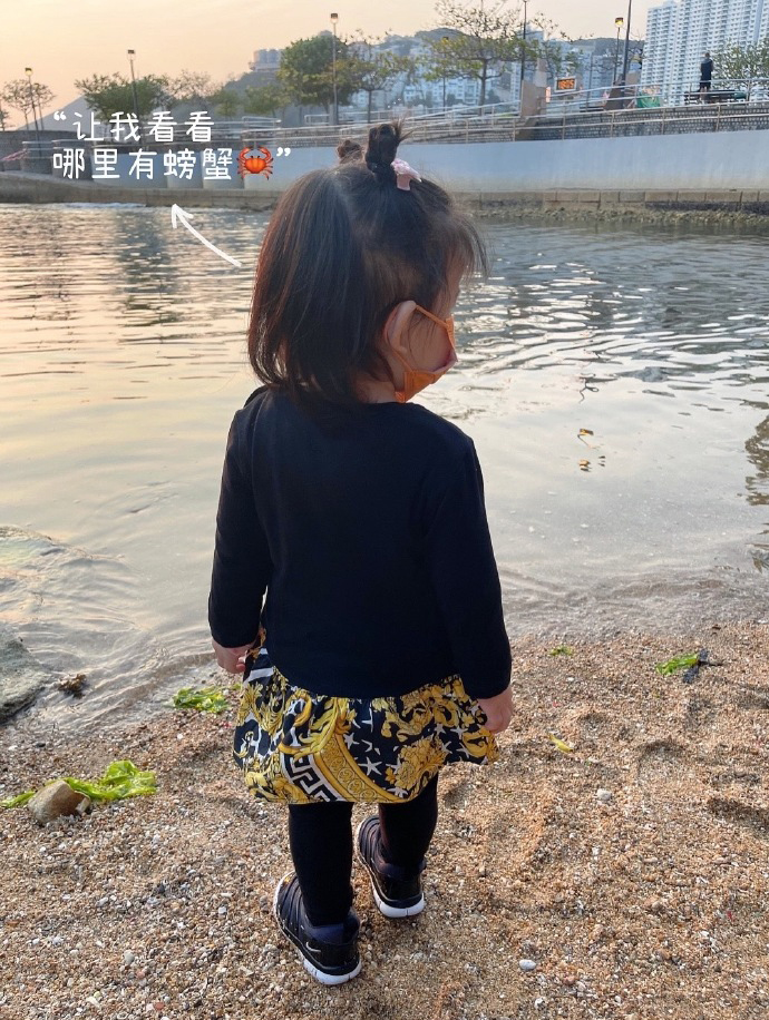 方媛曬一家四口出遊照，畫面歡樂又有愛，倆女兒穿姐妹裝超可愛