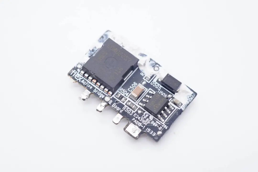 华硕最强游戏本标配300W电源，内置4颗氮化镓，内部结构揭晓