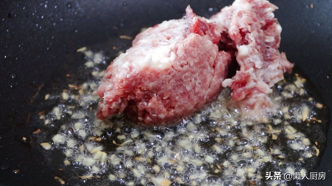 初春嚐鮮，挖野菜一天能賣100元，這樣包著春捲吃，還會灌湯