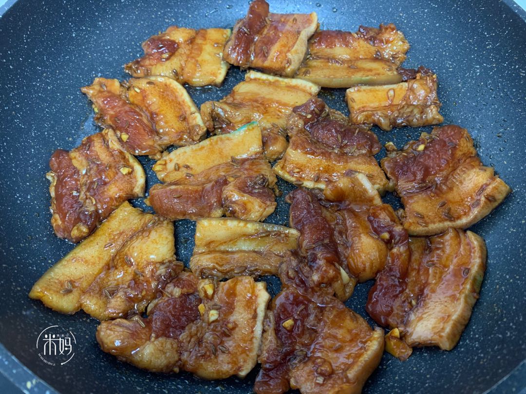 这是五花肉最好吃的做法，不放油，不放水，焦香软嫩口感好极了