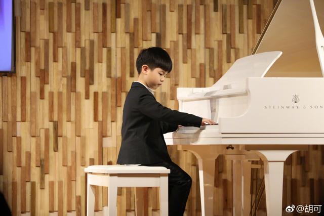 曾經因為練彈鋼琴被難為得哭現在的安吉都能在舞台上表演了