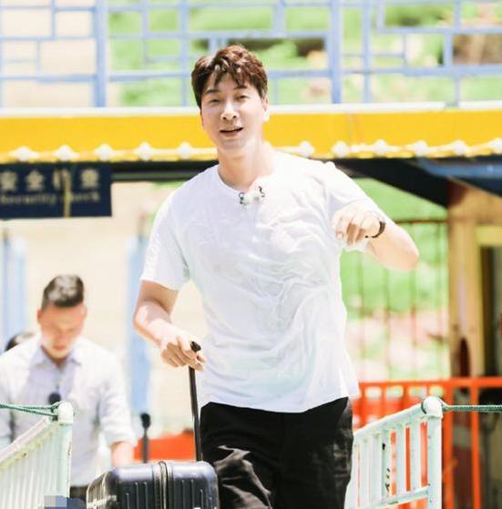 《中餐厅4》赵丽颖34度穿秋装，流汗脱妆显眼袋，林大厨被张亮怼