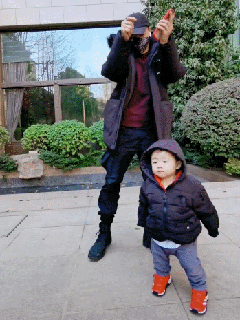 张晋带儿子出镜，鱼蛋眼神呆萌，不动抢到C位，张晋满眼都是儿子