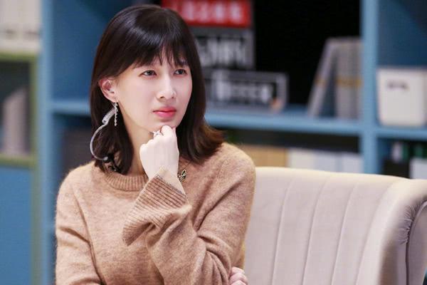 papi酱人设崩塌？孩子随父姓遭围攻，正主微博置