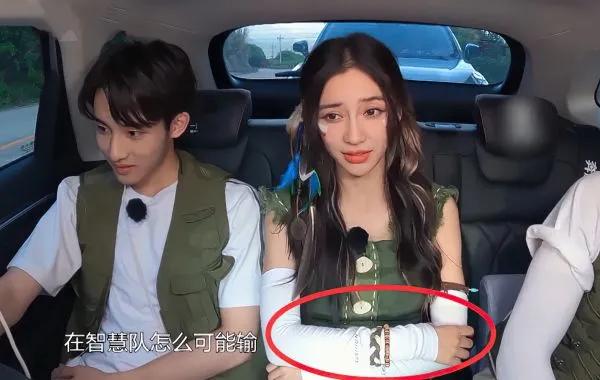 被夹在王嘉尔董思成中间时，baby坐姿谁注意？已