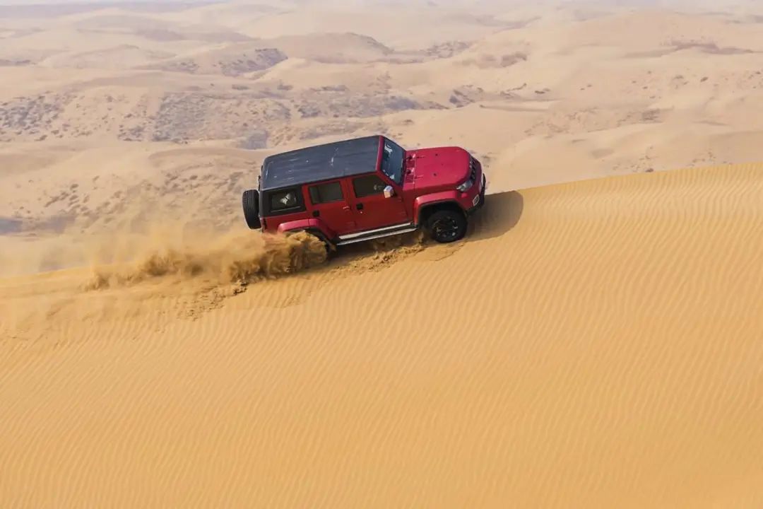 战狼2中的硬汉座驾，10多万的北京BJ40是坦克300强敌