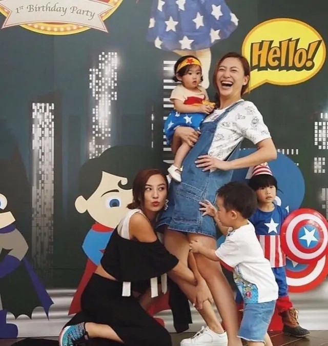 Jasper出席鄭希怡女兒生日會，手插兜有大哥範，男帥女美