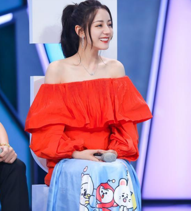 有一种“瘦骨”叫热巴的肩，自带挂钩，难怪被