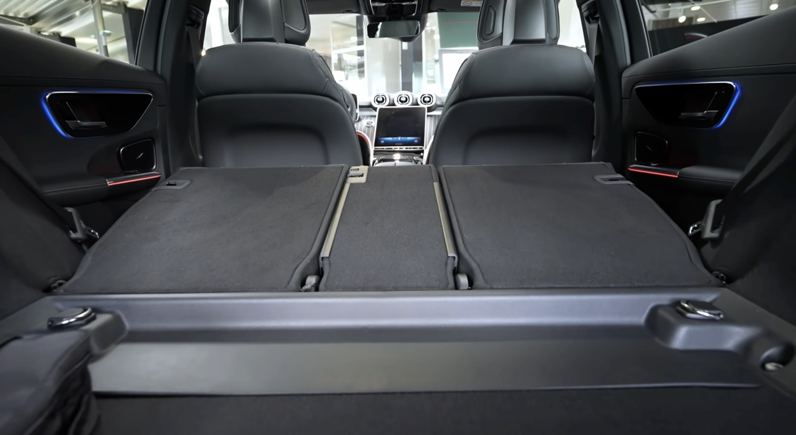 后排座椅放倒 不能全平行李箱容积内饰不过内饰上,奔驰不会让人失望