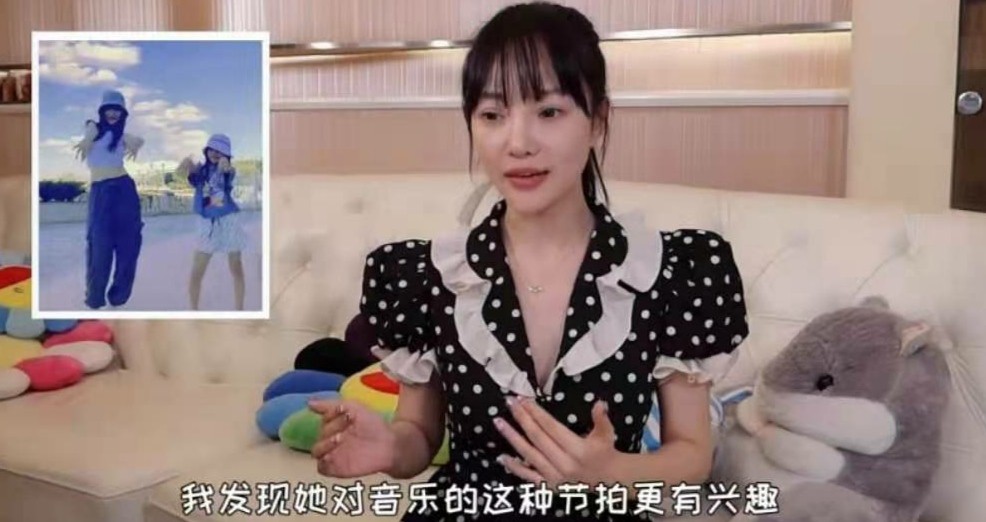 李小璐晒女儿练舞，8岁甜馨苦练马步太崩溃？痛苦表情似贾乃亮