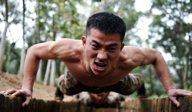 俯卧撑要做多少个才算及格？我军最高纪录无人能破！