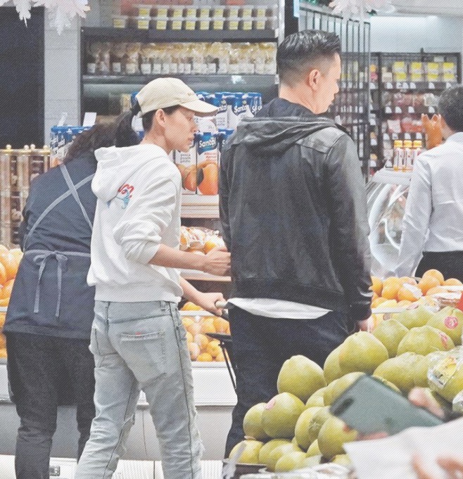 胡杏兒素顏與老公挽手逛超市購物，兩人有說有笑，夫妻感情和睦