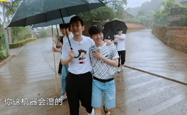 黄晓明《向往》撑伞引争议，看过正片才知道的