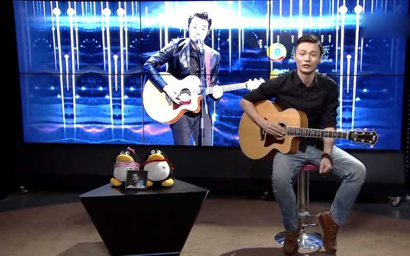 凭借绯闻屡上热搜，抛开渣男的争议，他还是个不折不扣的歌坛教父