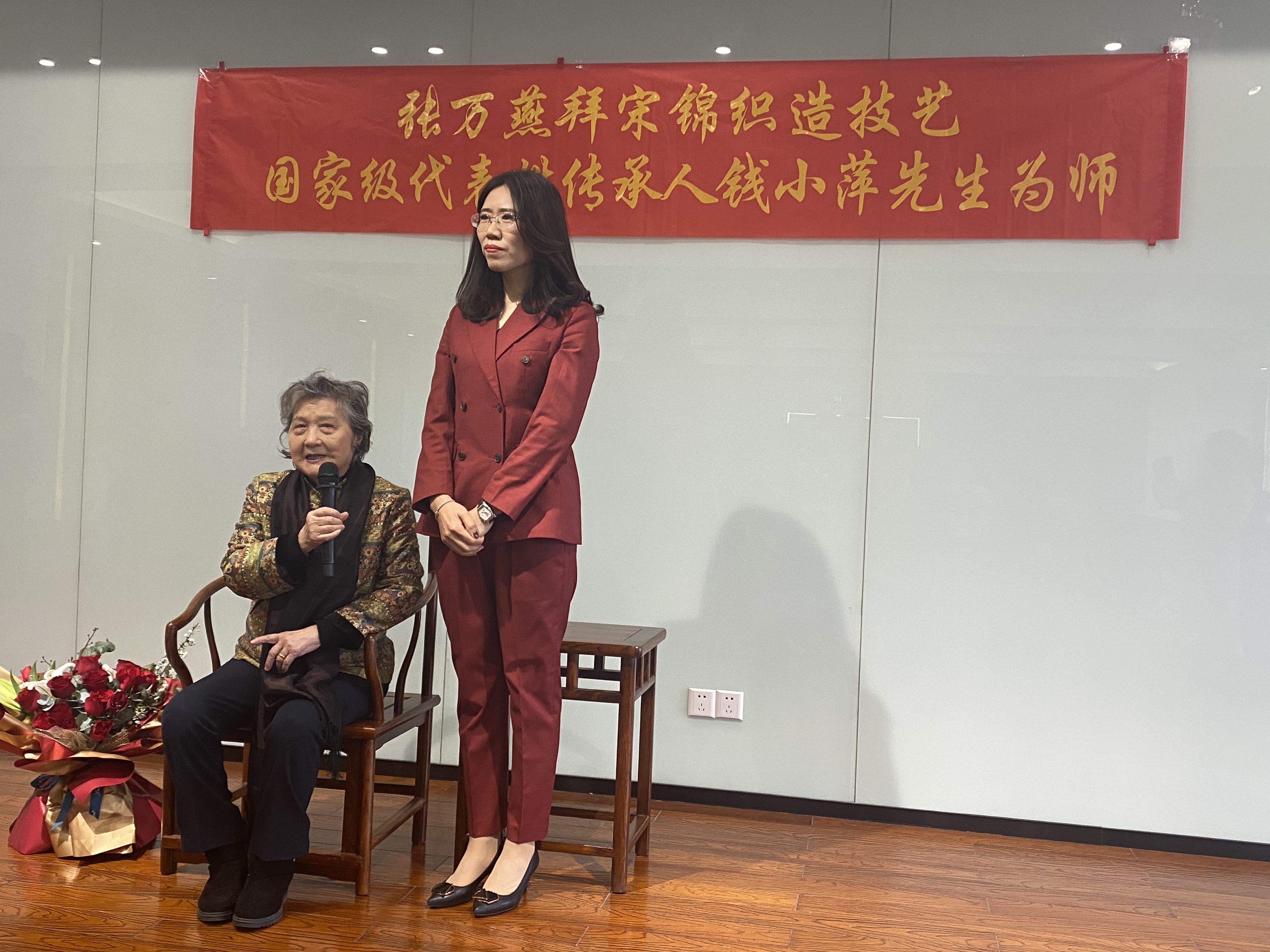 传承千年丝绸文化 国家级宋锦大师钱小萍在苏喜收新弟子