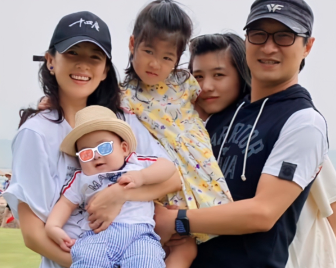 章子怡慶結婚6週年，和汪峰親暱依偎滿臉笑，大方自曝是繼女拍照