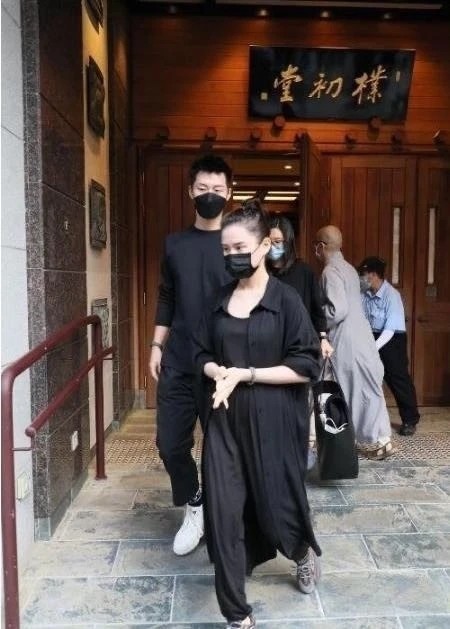 窦骁带何超莲回西安见家长，欣赏长恨歌，动作笑容一致太有夫妻相