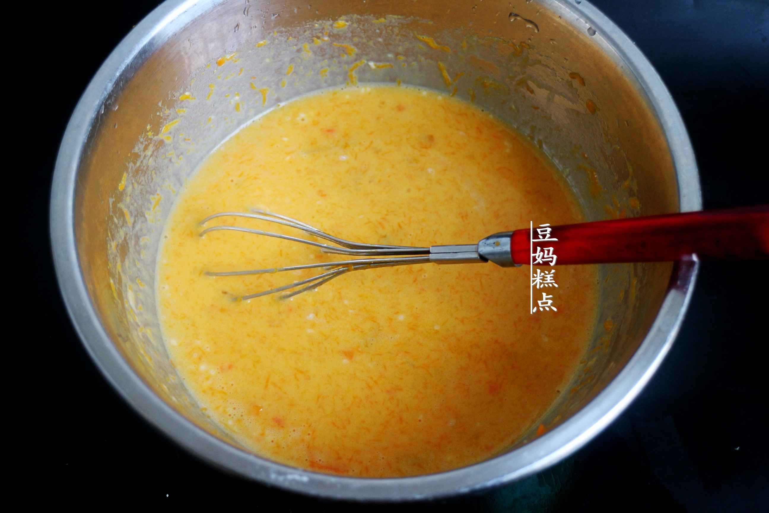 睡前5分鐘拌好麵糊即可，這款南瓜蛋糕，不用烤箱，口感柔嫩細膩