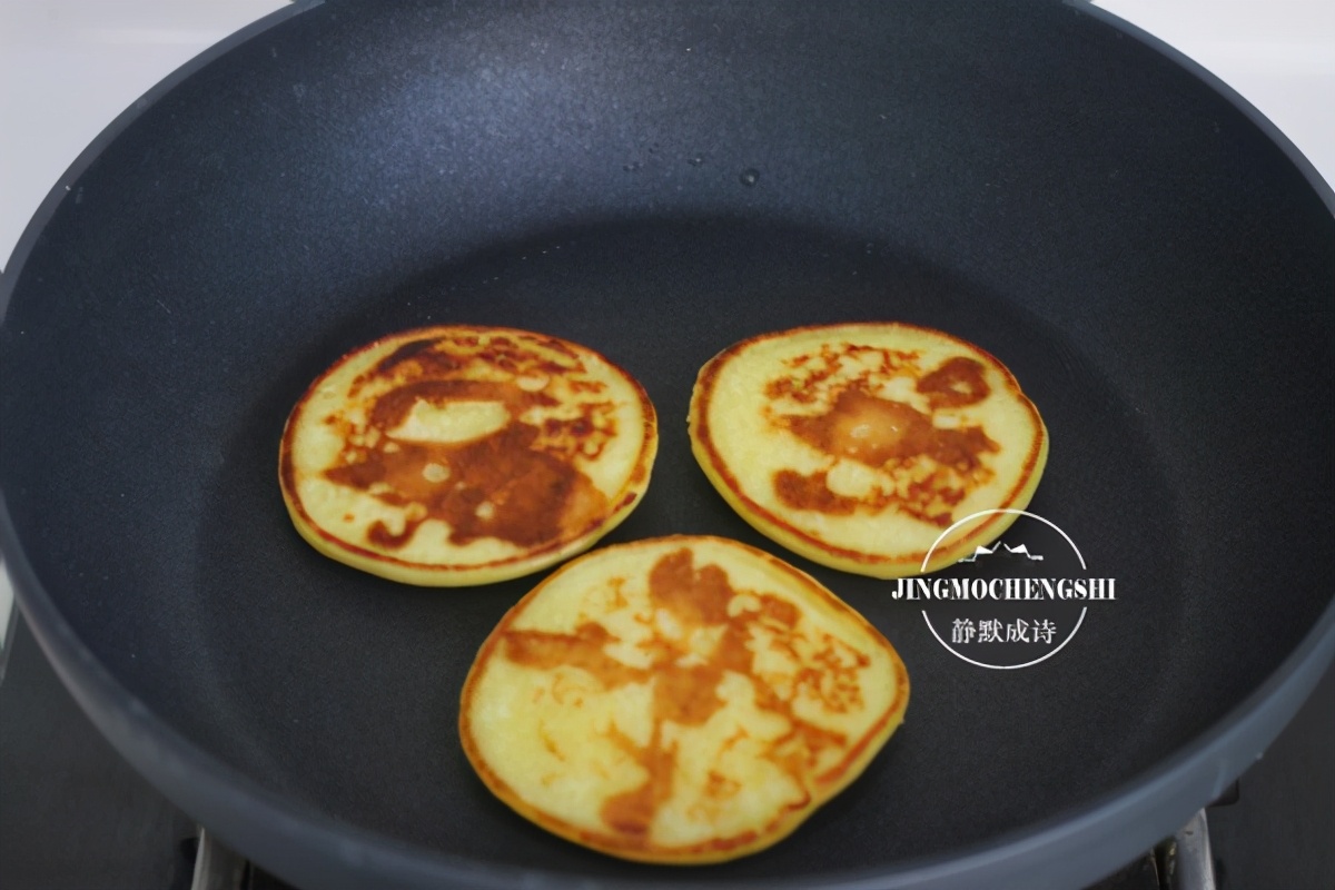 用牛奶做1款元氣美食，香甜軟糯，大人孩子都愛吃，過年做起來