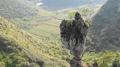 中国发现“奇石”，屹立悬崖千万年不倒，走近才能看到其中秘密