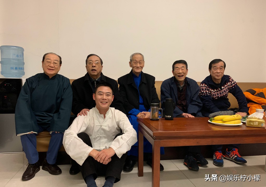 同是跟郭德纲合影，栾云平和孟鹤堂的不同姿势，诠释了情商的差距