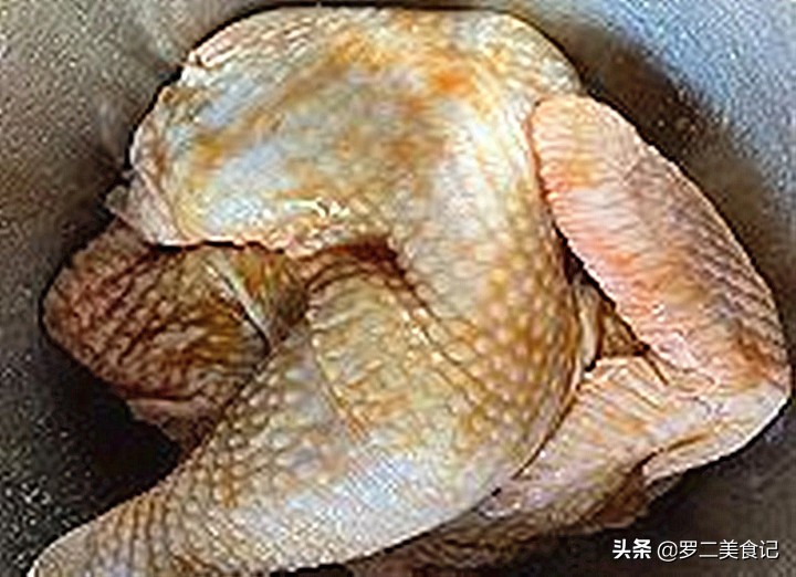 广东的盐焗鸡太香了，电饭煲就能做，一个星期做一次，吃着太香了