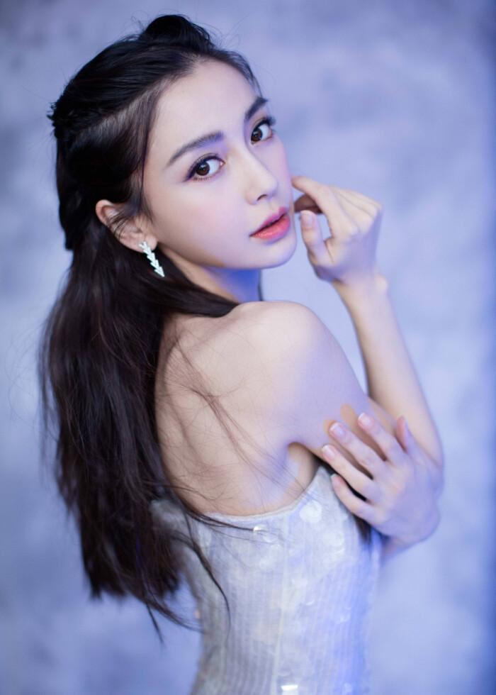 Angelababy Yang Ying is in " ace is right ace " in showed her harsh one side